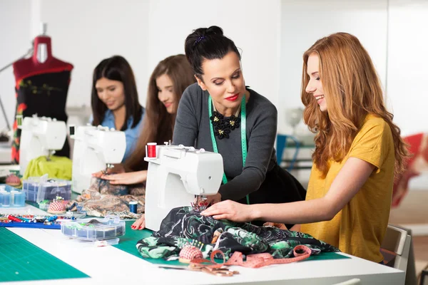 Donne in un laboratorio di cucito — Foto Stock