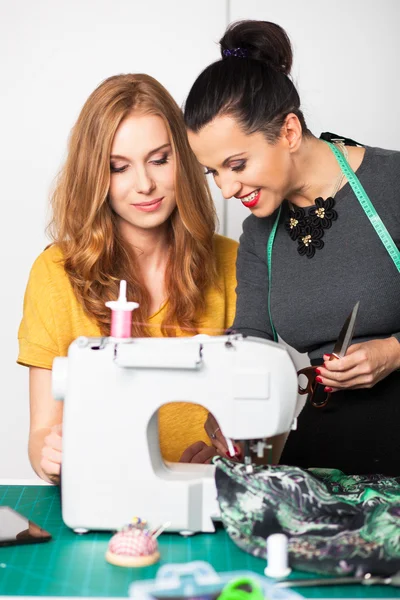 Mulheres em uma oficina de costura — Fotografia de Stock