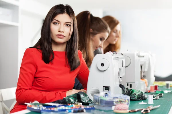 Жінки в швейній майстерні — стокове фото