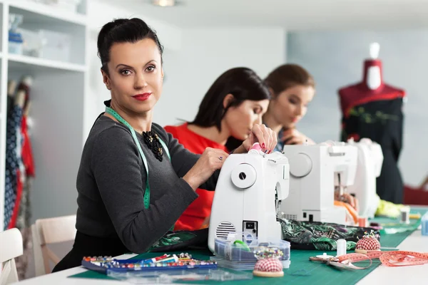 Femmes dans un atelier de couture — Photo