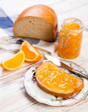 Reçelli ekmek dilimleri