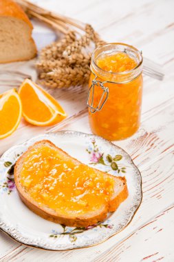 Reçelli ekmek dilimleri