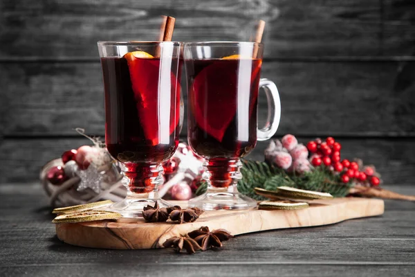 Glühwein mit Zimt und Orange — Stockfoto