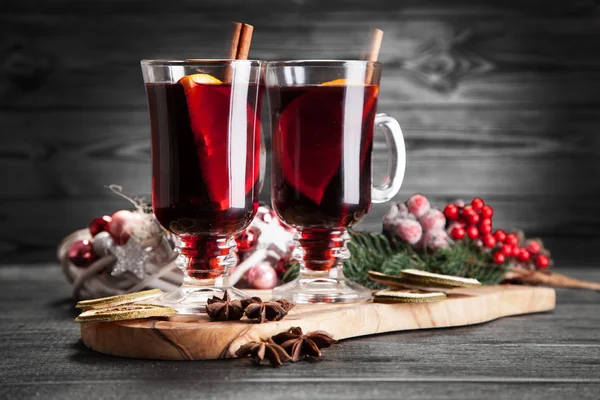 Glühwein mit Zimt und Orange — Stockfoto