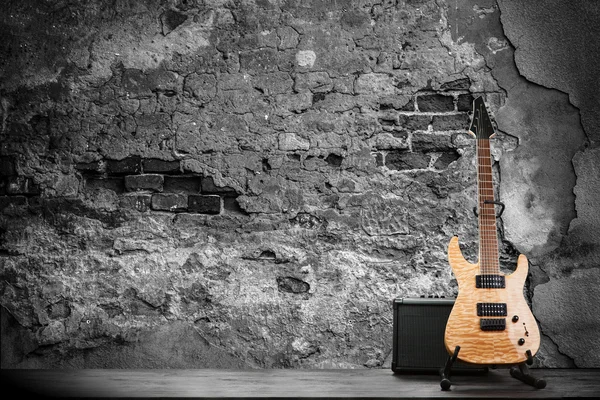 Elektrische gitaar op een bakstenen muur achtergrond — Stockfoto