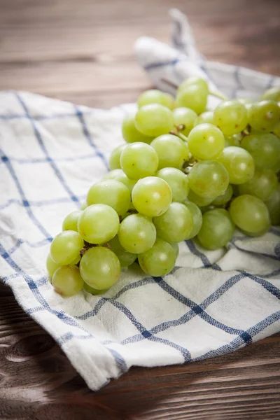 Delicious grapes on a kitchen table — Stock Photo, Image