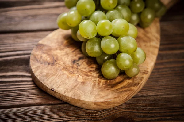 Delicious grapes on a kitchen table — Stock Photo, Image