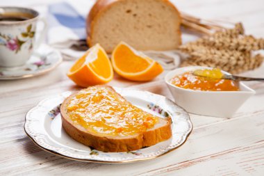 Reçelli ekmek dilimleri