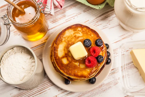 Gran pila de deliciosos panqueques — Foto de Stock