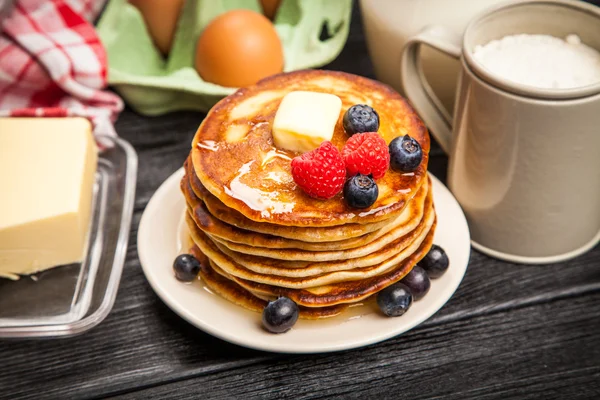 Alta pila di deliziosi pancake — Foto Stock