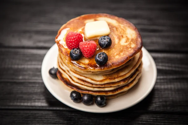 Alta pila di deliziosi pancake — Foto Stock