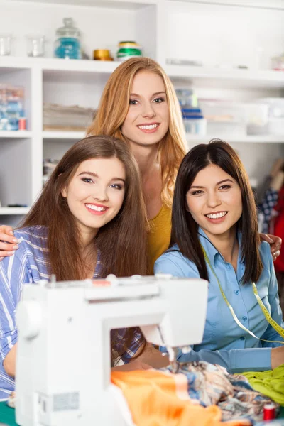 Vrouwen in een naaiatelier — Stockfoto