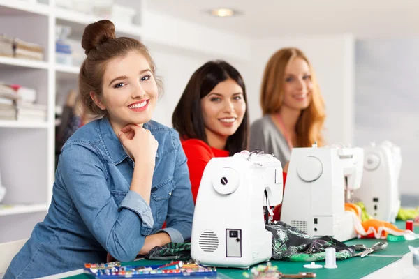 Donne in un laboratorio di cucito — Foto Stock