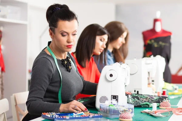 Donne in un laboratorio di cucito — Foto Stock