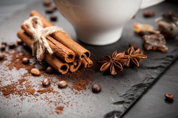 Tazza di caffè su tavola di pietra — Foto Stock