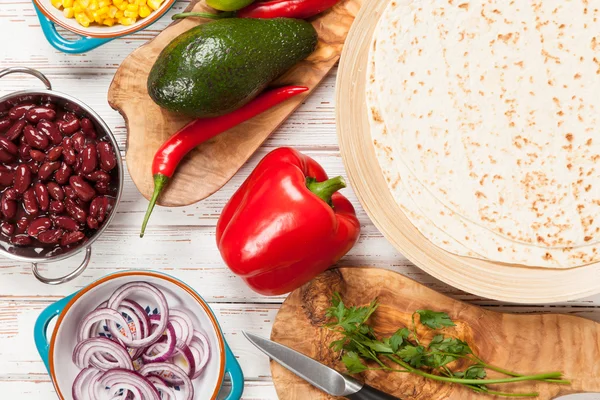 Tortilla com uma mistura de ingredientes — Fotografia de Stock