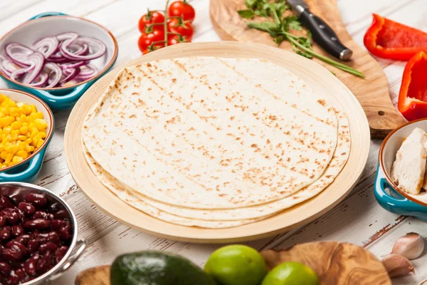 Tortilla com uma mistura de ingredientes — Fotografia de Stock