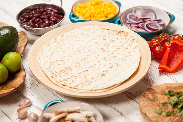 Tortilla mit einer Mischung aus Zutaten — Stockfoto