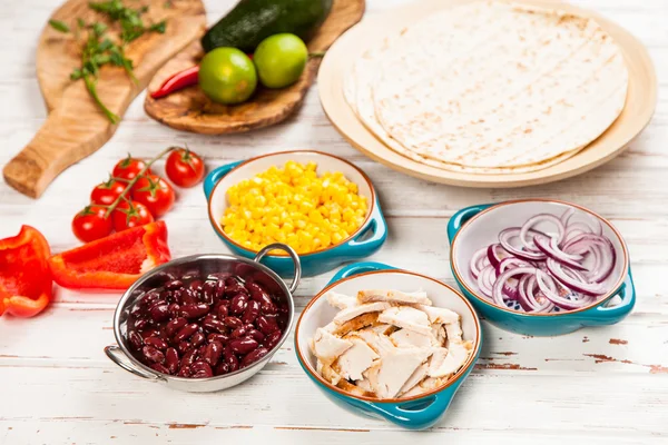 Tortilla con una mezcla de ingredientes —  Fotos de Stock