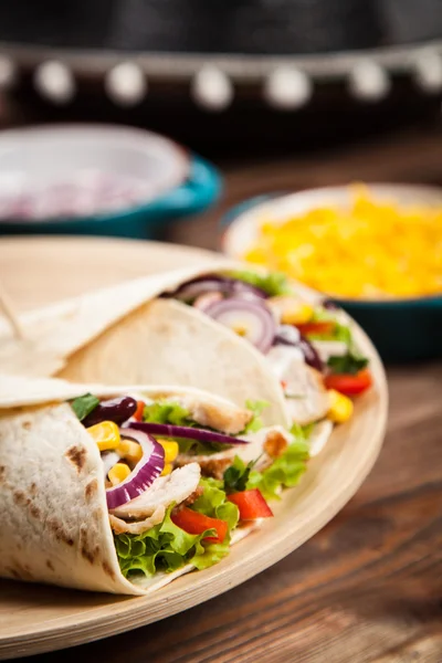 Tortilla mit einer Mischung aus Zutaten — Stockfoto