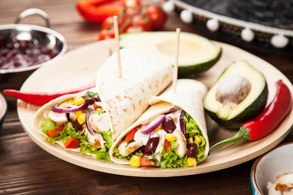 Tortilla con una mezcla de ingredientes — Foto de Stock