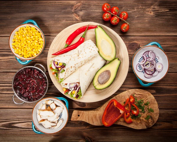 Tortilla avec un mélange d'ingrédients — Photo