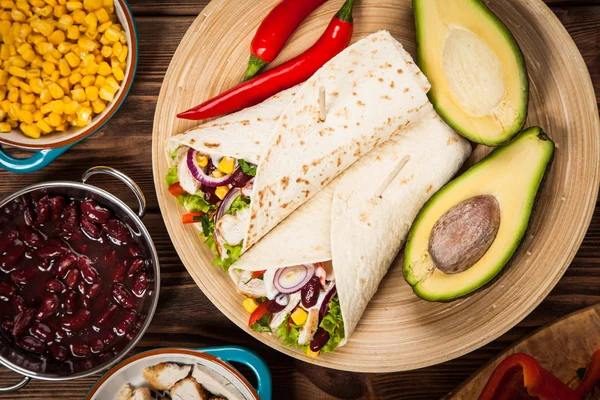 Tortilla mit einer Mischung aus Zutaten — Stockfoto