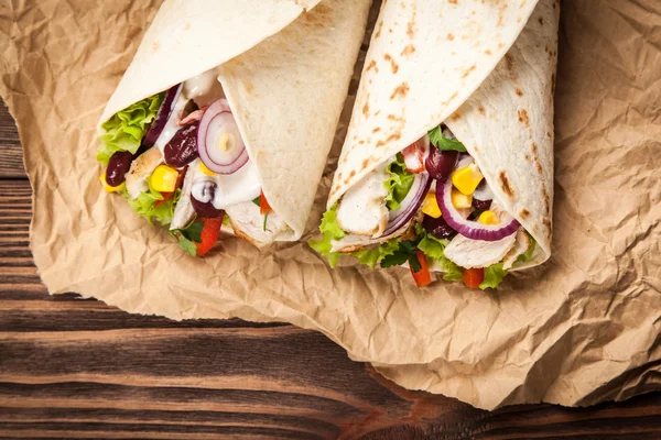 Tortilla avec un mélange d'ingrédients — Photo