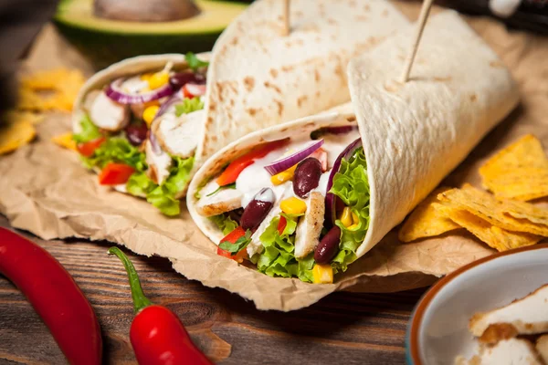 Tortilla con una mezcla de ingredientes — Foto de Stock