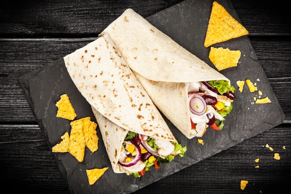 Tortilla mit einer Mischung aus Zutaten — Stockfoto