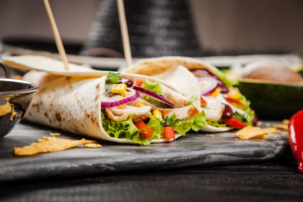 Tortilla con una mezcla de ingredientes — Foto de Stock