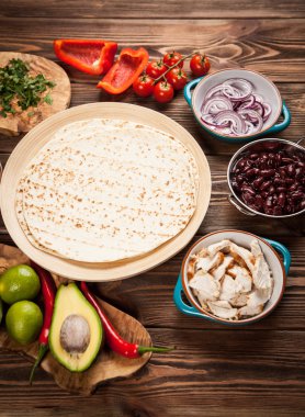 Tortilla maddeler karışımı ile