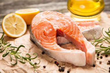 Eski ahşap üzerine taze somon