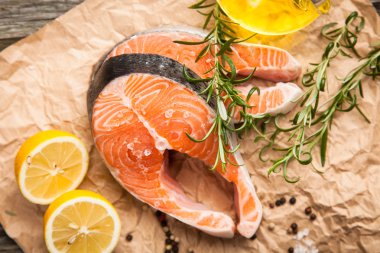 Eski ahşap üzerine taze somon