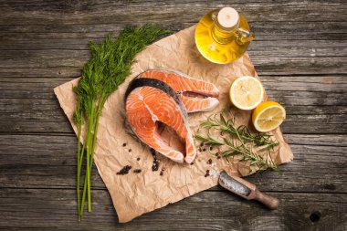 Eski ahşap üzerine taze somon