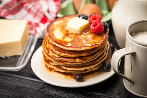 Alta pila di deliziosi pancake — Foto Stock