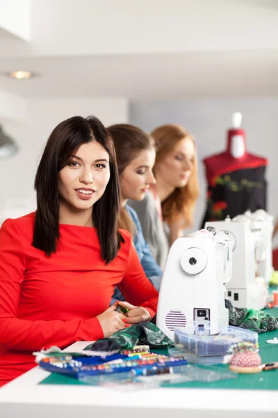 Mujeres en un taller de costura — Foto de Stock