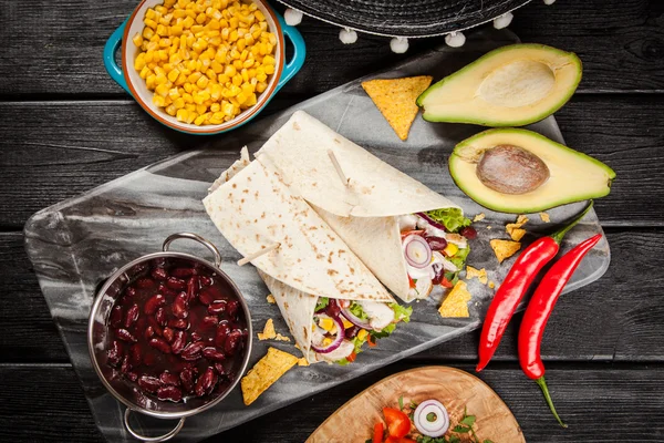 Tortilla con una mezcla de ingredientes — Foto de Stock