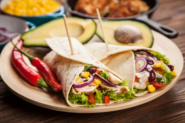 Tortilla com uma mistura de ingredientes — Fotografia de Stock