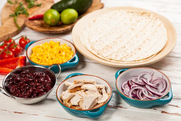 Tortilla con una mezcla de ingredientes — Foto de Stock