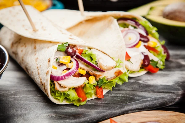 Tortilla mit einer Mischung aus Zutaten — Stockfoto