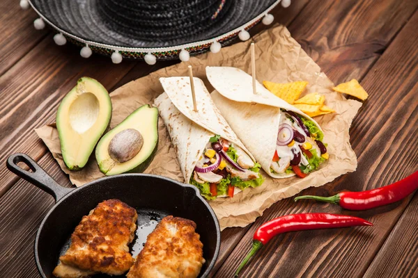 Tortilla com uma mistura de ingredientes — Fotografia de Stock