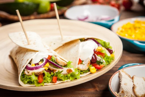 Tortilla con una mezcla de ingredientes — Foto de Stock