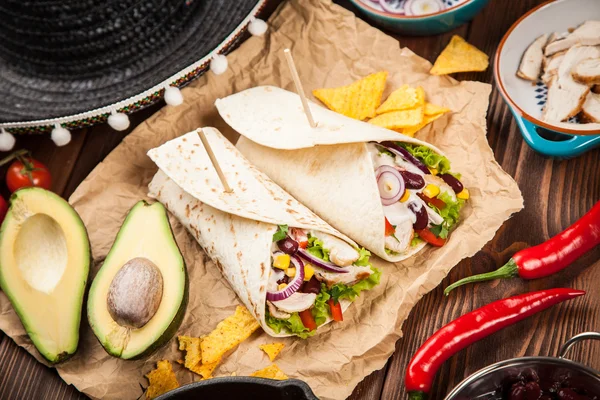 Tortilla com uma mistura de ingredientes — Fotografia de Stock