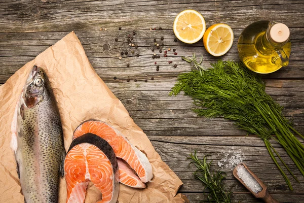 Salmone fresco su legno vecchio — Foto Stock