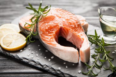 Eski ahşap üzerine taze somon