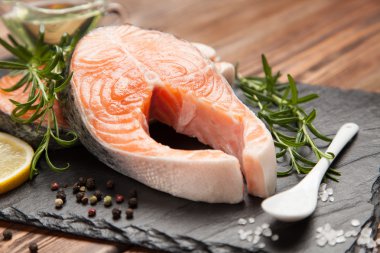 Eski ahşap üzerine taze somon