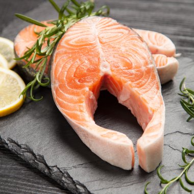 Eski ahşap üzerine taze somon