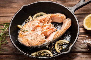 Kızarmış somon dilimi