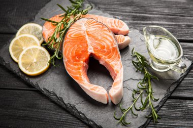 Eski ahşap üzerine taze somon